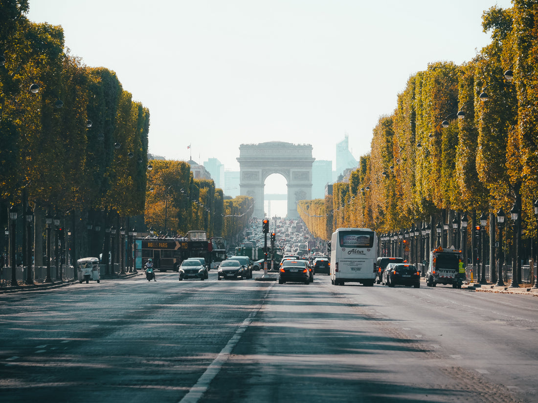 L’avenue des Champs-Élysées en automne avec l’Arc de triomphe en perspective