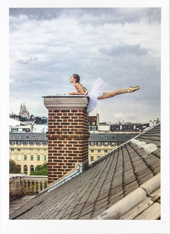 Danseuse en equilibre sur une cheminee des toits de Paris, credits photo JR