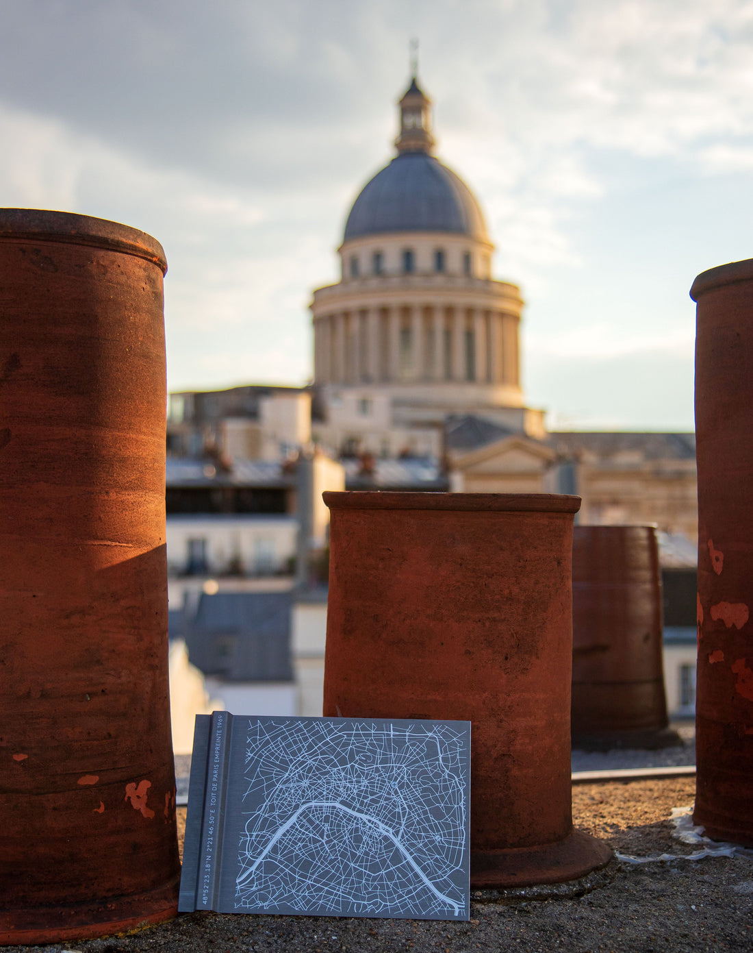 Cheminées typiques sur les toits de Paris