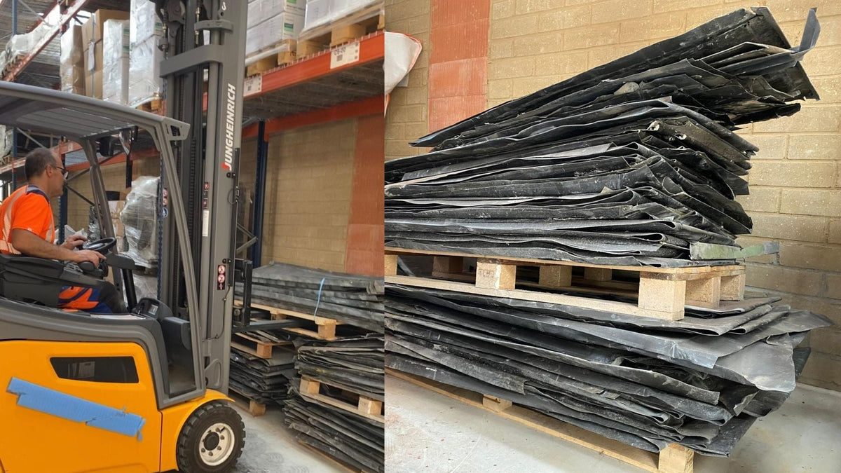 Empilement de feuilles de zinc et matériaux de couverture en réemploi, stockage en atelier